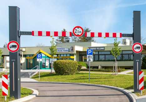 Höhenbegrenzer zur Kontrolle der Fahrzeughöhe an Zufahrten und Parkplätzen