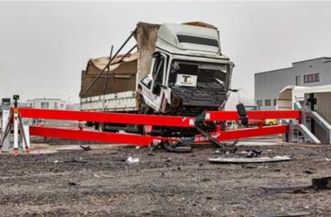 Aufpralltest einer Hochsicherheitsschranke zur Demonstration ihrer Festigkeit im Praxiseinsatz